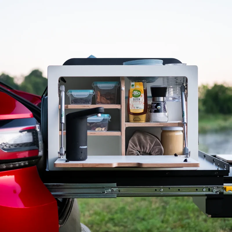 squiq Traveler compact – Campingbox und Kofferraumauszug für kleine Kombis