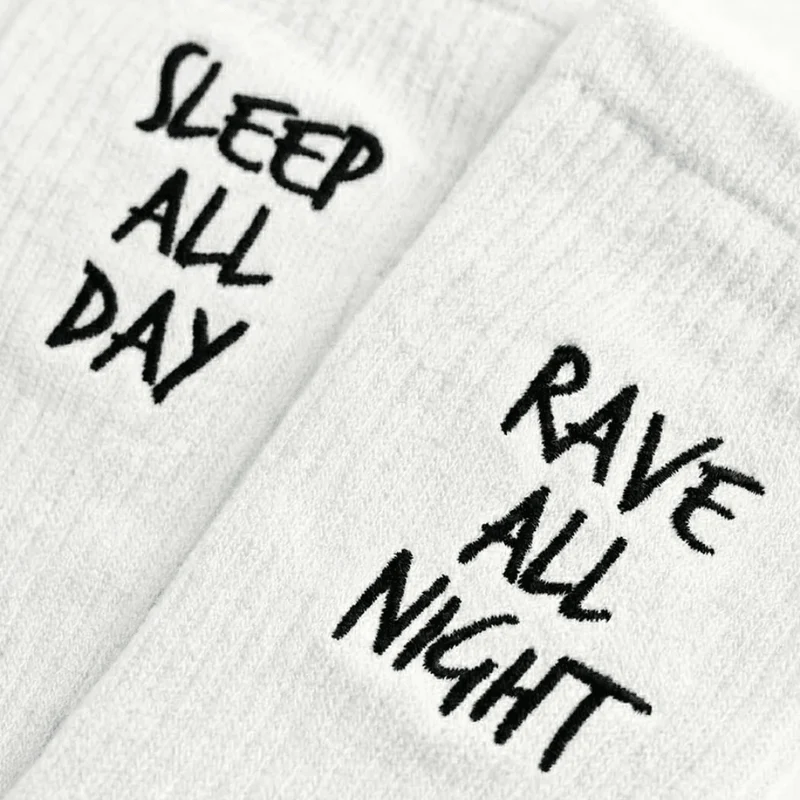 Rave All Night Sleep All Day Socken – Weiß