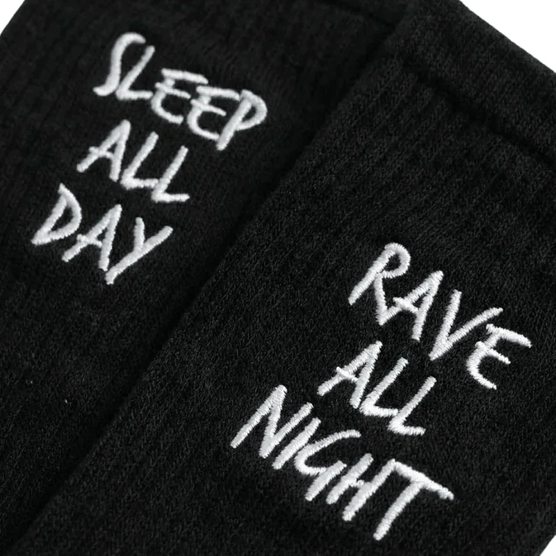 Rave All Night Sleep All Day Socken – Schwarz