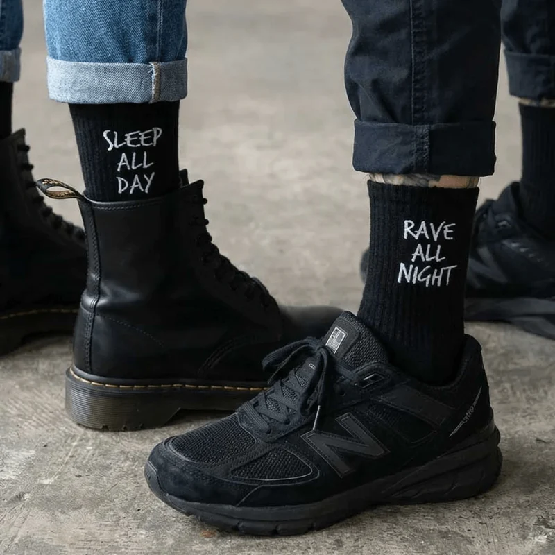 Rave All Night Sleep All Day Socken – Schwarz