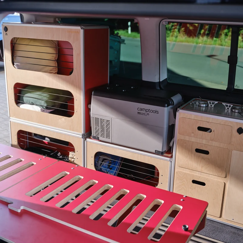 CENTERLINE Komplettset inkl. Küche, Bett mit Heckauszug, Schränken und Kühlbox