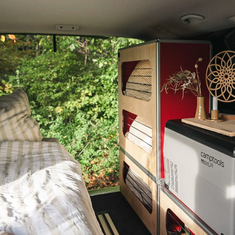 CENTERLINE Komplettset inkl. Küche, Bett mit Heckauszug, Schränken und Kühlbox