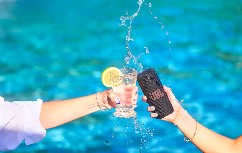 JBL Grip Bluetooth Lautsprecher mit AI Sound Boost, Weiss