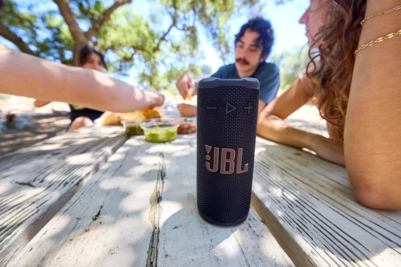 JBL Grip Bluetooth Lautsprecher, IP68, AI Sound Boost, Camouflage