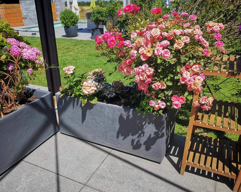 Ondis24 Pflanzkübel Vulkan Pierre 100 cm mit Wasserspeicher, hellgrau