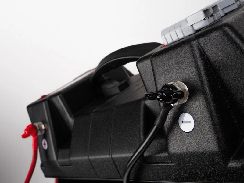 Batteriebox, mit Aussenklemmen, Carbest