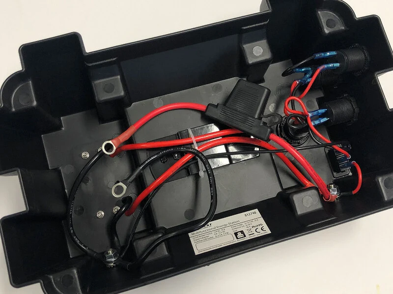 Batteriebox, mit Aussenklemmen, Carbest