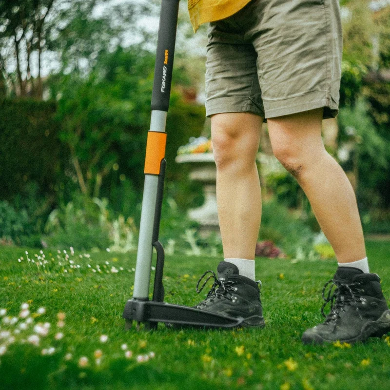 Fiskars Smart-Fit Teleskop-Unkrautstecher Schwarz/Orange